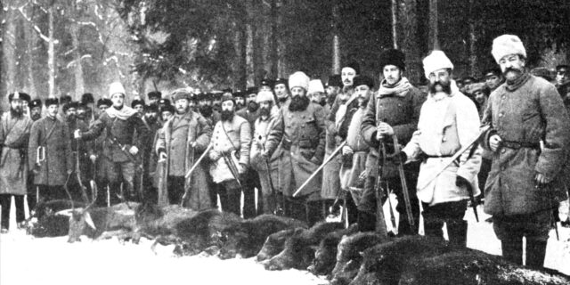 Jedna z pierwszych fotografii wykonanych w Puszczy Białowieskiej. Przedstawia uczestników polowania w grudniu 1885 r., stojących przy upolowanej zwierzynie