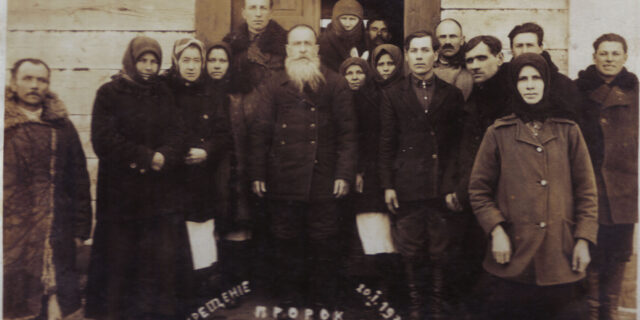 20 stycznia 1937 r. „Prorok” z grupą zwolenników przed domem cerkiewnym w Grzybowszczyźnie nazajutrz święta Chrztu Pańskiego Fot. ze zbiorów Tadeusza Słobodzianka