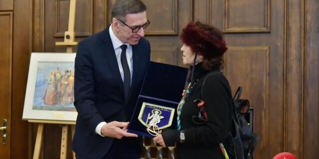 Прэзідэнт Ольштына Пётр Гжымовіч уручае Тамары Болдак-Яноўскай узнагароду ў галіне культуры