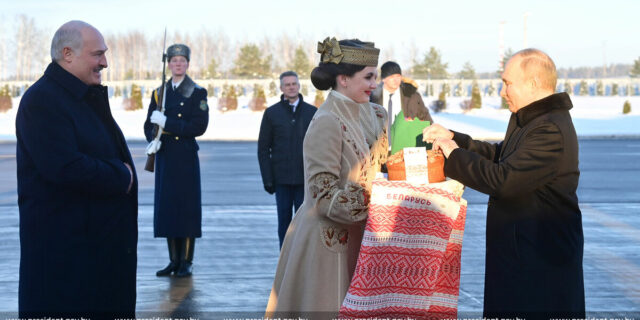 Аляксандр Лукашэнка сустрэў у Мінску Уладзіміра Пуціна хлебам і соллю