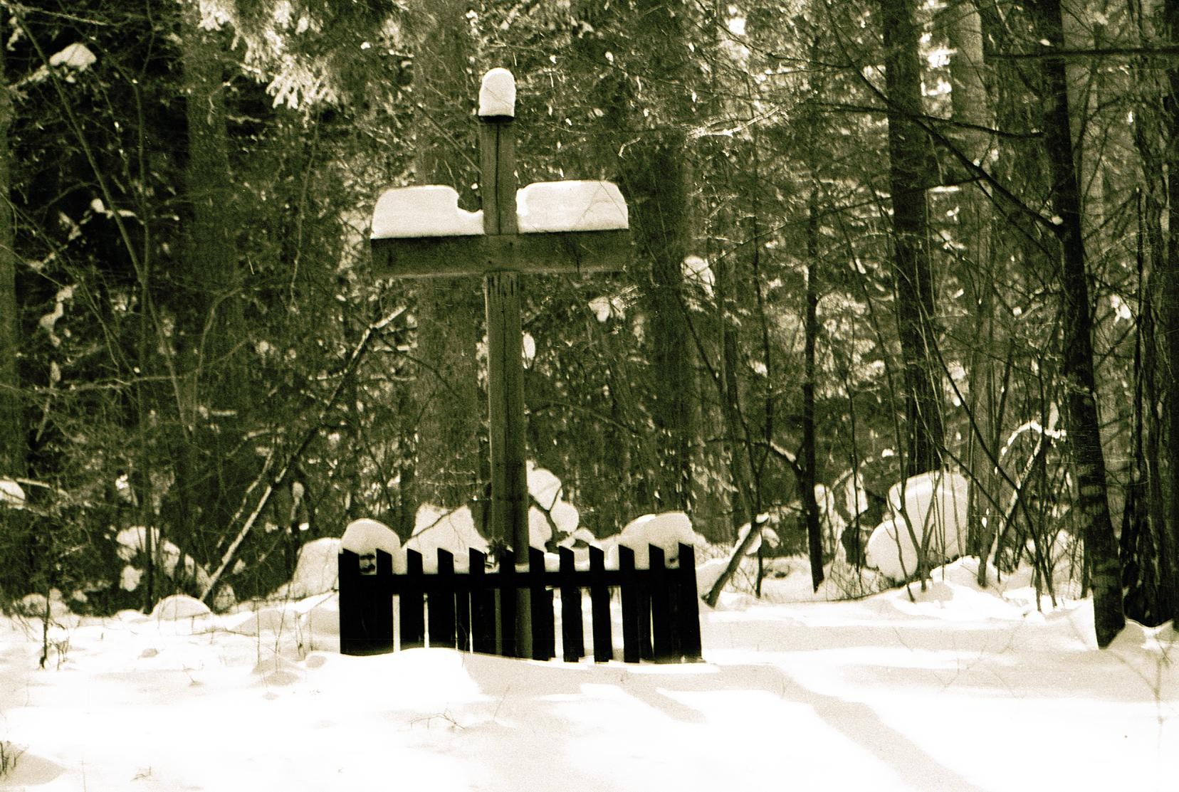 Krzyż ustawiony przy drodze Białowieża-Hajnówka, w miejscu śmierci gen. Józefa Bułak-Bałachowicza Ze zbiorów autora