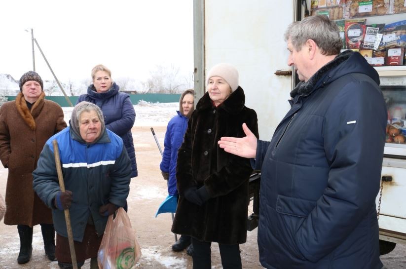 Białoruski senator Michał Rusyj wysłuchuje bolączek mieszkańców wsi Rakiny w rejonie kopylskim www.sovrep.gov.by