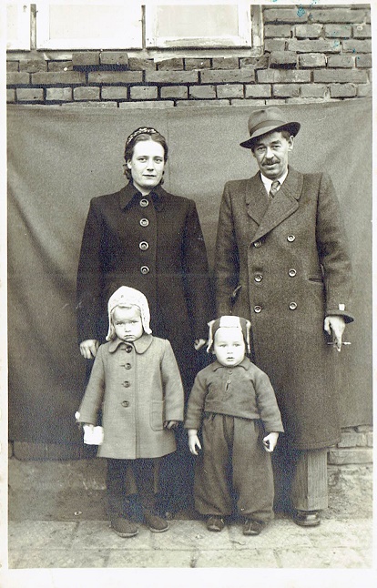 Z żoną i dziećmi w Radziejowie. 1949 r.  Ze zbiorów rodzinnych