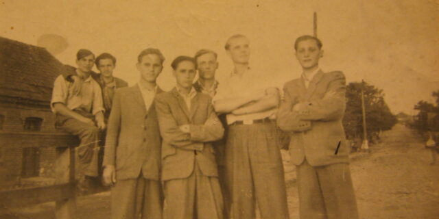 Sokrat Janowicz (stoi pierwszy z lewej) jako uczeń technikum z kolegami na moście w Krynkach. Czy to z nimi latem 1953 r. zainicjował podziemną białoruską organizację? „Tutaj w Krynkach i Okolicy”