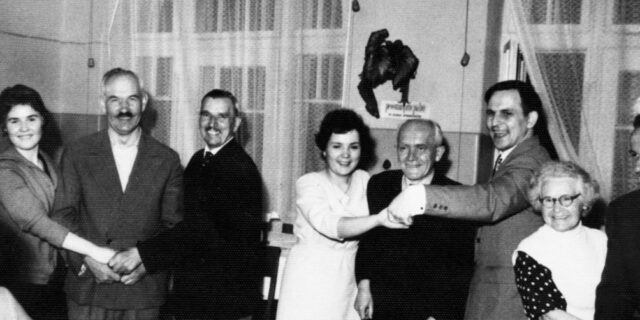 Przystając do nomenklatury ówczesnego systemu Sokrat Janowicz i jego koledzy z „Niwy” i „BTSK” zyskiwali liczne przywileje. Na zdjęciu na wczasach w latach sześćdziesiątych Fot. z: „Nie żal prażytaha”