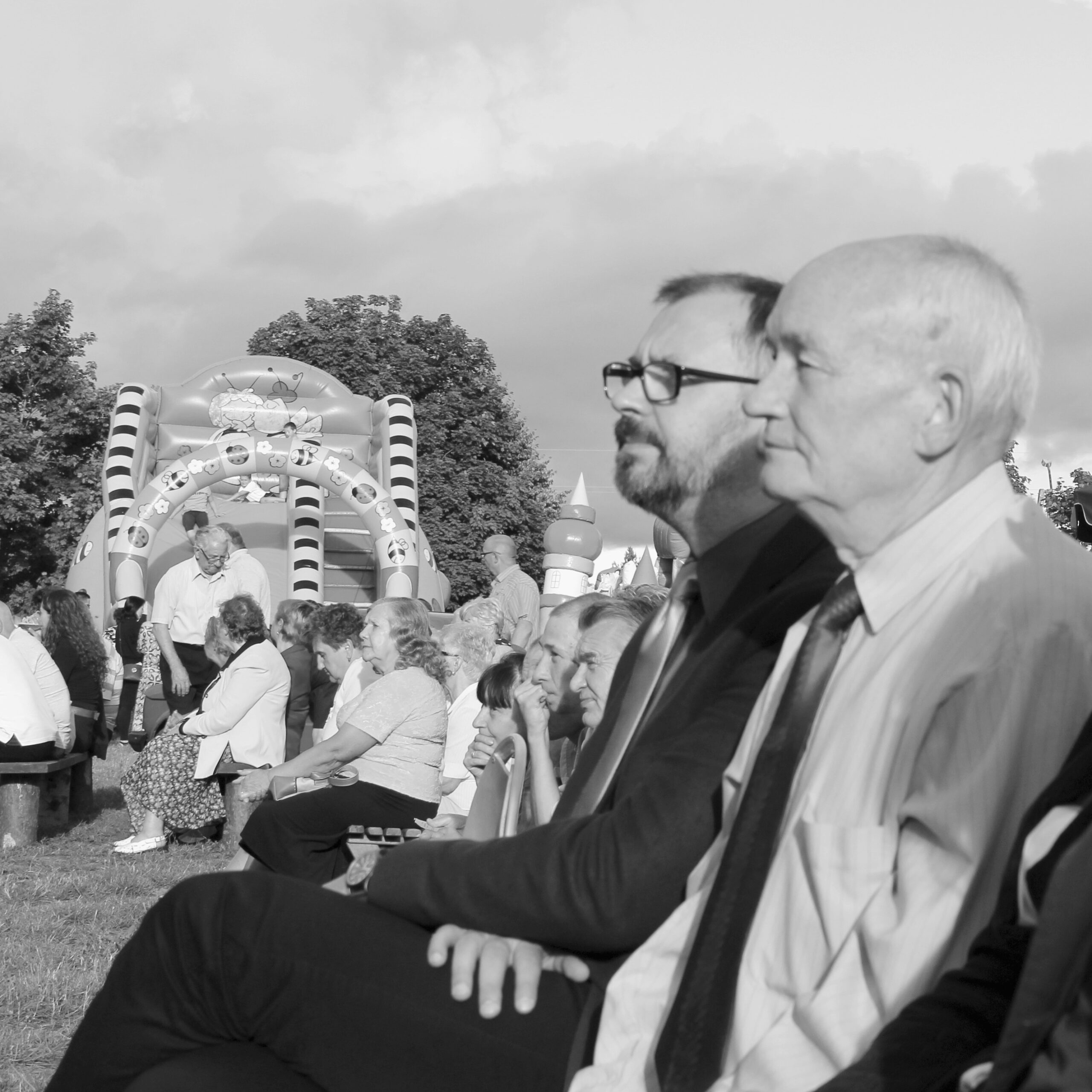 Ян Сычэўскі (1937-2023) з намеснікам Васілём Сегенем падчас „Бандароўскай гасцёўні” летам 2018 г. у Бандарах  Фота Юркі Хмялеўскага