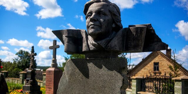 Знесены помнік Ларысы Геніюш у Зэльве Радыё Рацыя