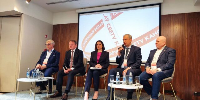 21-22 красавіка ў Вільні адбылася ІІ Канферэнцыя беларусаў свету, у якой прынялі ўдзел м.інш. Святлана Ціханоўская і Павел Латушка Радыё Рацыя