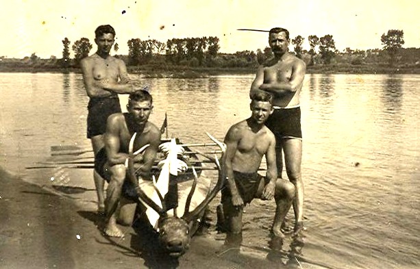 Jan Potoka (na przedzie z lewej) z kolegami przy łodzi „Jeleń”. Lato 1934 r. Ze zbiorów Lecha Z. Nowackiego