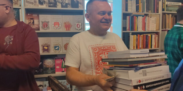 Падчас Х Літаратурнага фестывалю „На паграніччы культур” быў таксама стэнд з беларускімі выданнямі Фонду Kamunikat.org (на здымку яго старшыня Яраслаў Іванюк) Радыё Рацыя