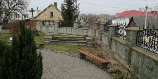 Пустое месца па помніку Ларысы Геніюш у Зэльве Радыё Рацыя