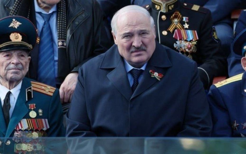 Аляксандр Лукашэнка падчас парада 9 траўня ў Маскве Скрыншот з відэа