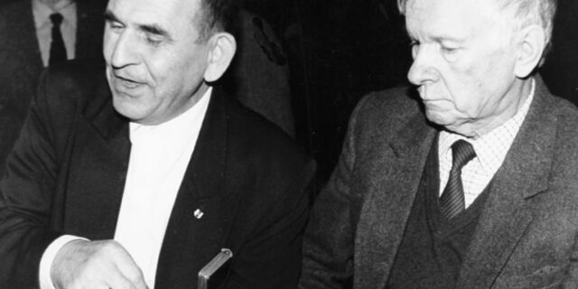 Sokrat Janowicz i Wasil Bykaŭ w 1996 r. Spotkanie po latach w Misku „Nie żal prażytaha”