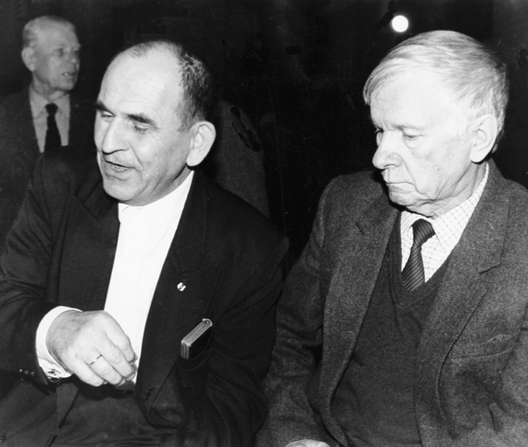 Sokrat Janowicz i Wasil Bykaŭ w 1996 r. Spotkanie po latach w Misku „Nie żal prażytaha”