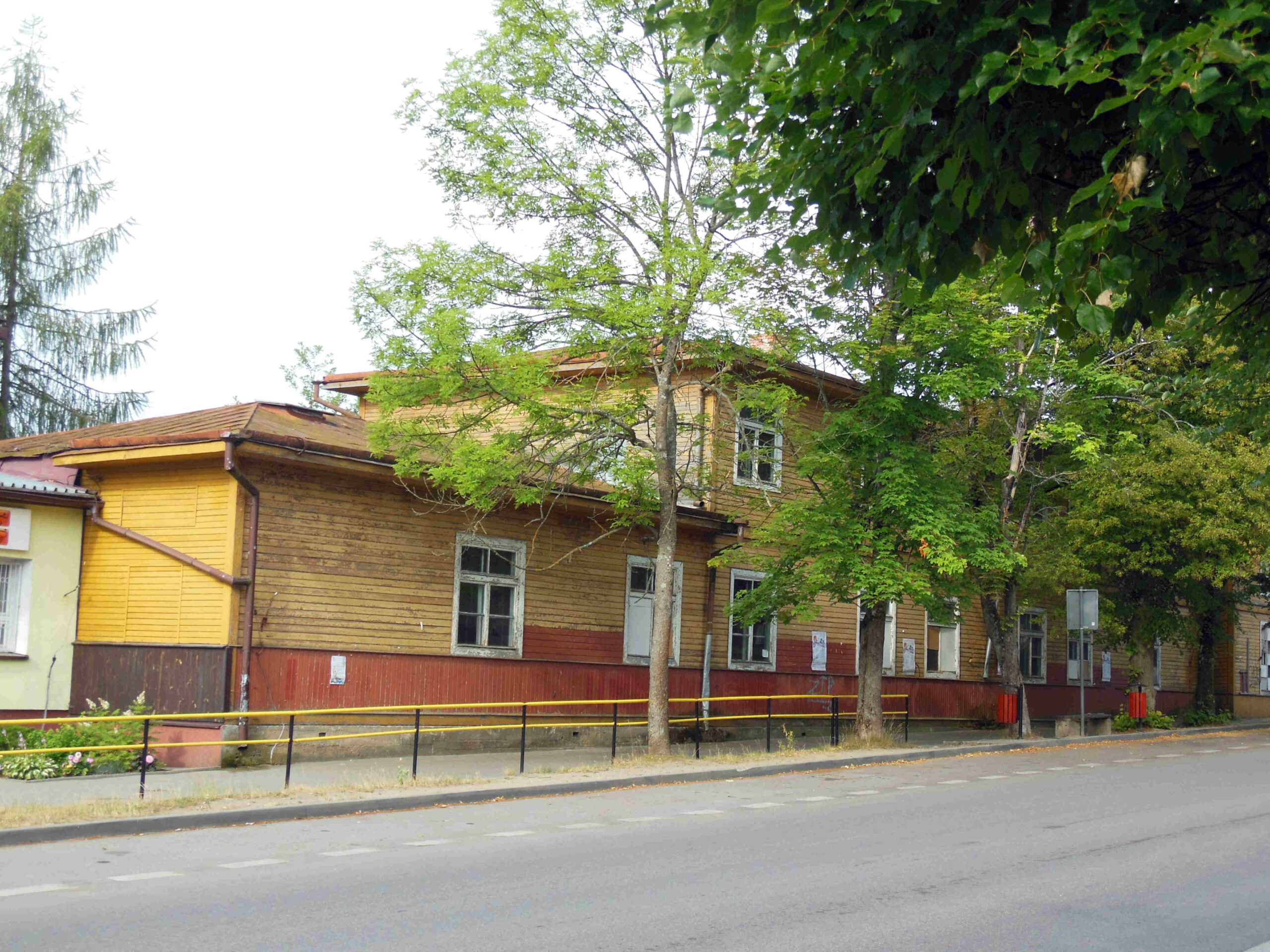 Obecny wygląd budynku szkoły powszechnej, oddanego do użytku w 1936 r. Fot. Andrzej Buszko