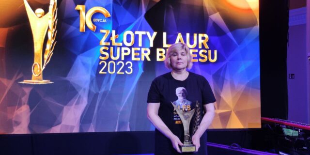 Прадстаўніца ПЦ „Вясна” ў Прымасоўскім палацы ў Варшаве са статуэткай у катэгорыі „Асоба года” для зняволенага Алеся Бяляцкага Фота Радыё Рацыя