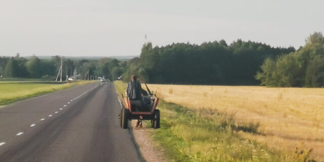 Такога ў Польшчы ўжо не пабачыш. Але на дарогах у Беларусі конны воз сустрэць яшчэ можна. На здымку зробленым на Гродзеншчыне – селянін вяртаецца з працы на цялезе Фота Сяргея Аляксандровіча