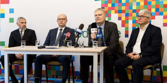 Падчас прэс-канферэнцыі 16 лістапада бг. у Беластоку. Справа: Анатоль Вап, Алег Латышонак, маршалак Артур Касіцкі і радны Славамір Назарук Фота Міры Лукшы