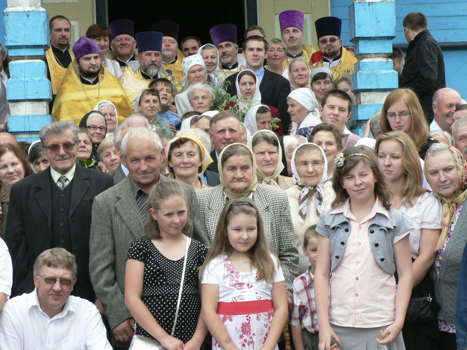 Pamiątkowe zdjęcie ze święta parafialnego w dniu św. Jana Chrzciciela w Pasynkach (7 lipca 2011 r.) Fot. Jan Maksymiuk