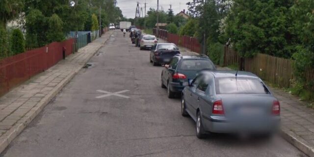 Do „Walaczki” w Orli po pomoc w chorobie , czy innym nieszczęściu, przyjeżdżali ludzie z całej Polski. Na zdjęciu kolejka aut w 2012 r. Streetwiev Google