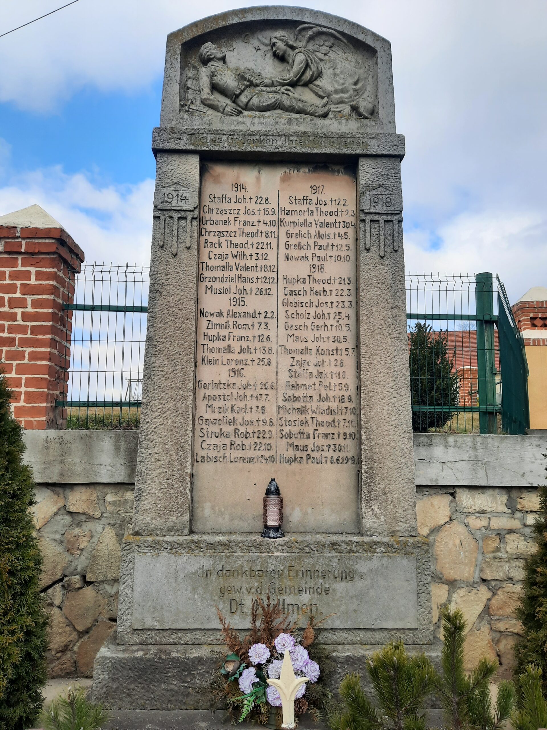 Pomnik ofiar I wojny światowej z typowo śląskimi nazwiskami we wsi Wierzch