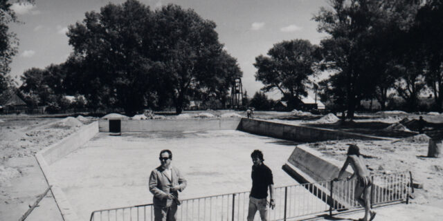 Krynki, połowa lat siedemdziesiątych. Sokrat Jamowicz przy odbudowanym w ramach „białostockiego przyśpieszenia” kąpielisku, wykopanym podczas okupacji przez Żydów z getta Ze zbiorów rodzinnych