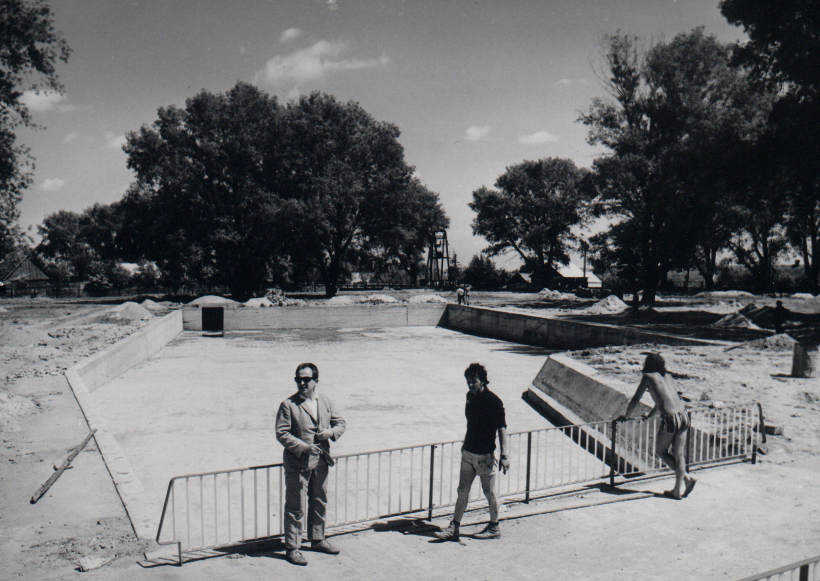 Krynki, połowa lat siedemdziesiątych. Sokrat Jamowicz przy odbudowanym w ramach „białostockiego przyśpieszenia” kąpielisku, wykopanym podczas okupacji przez Żydów z getta Ze zbiorów rodzinnych
