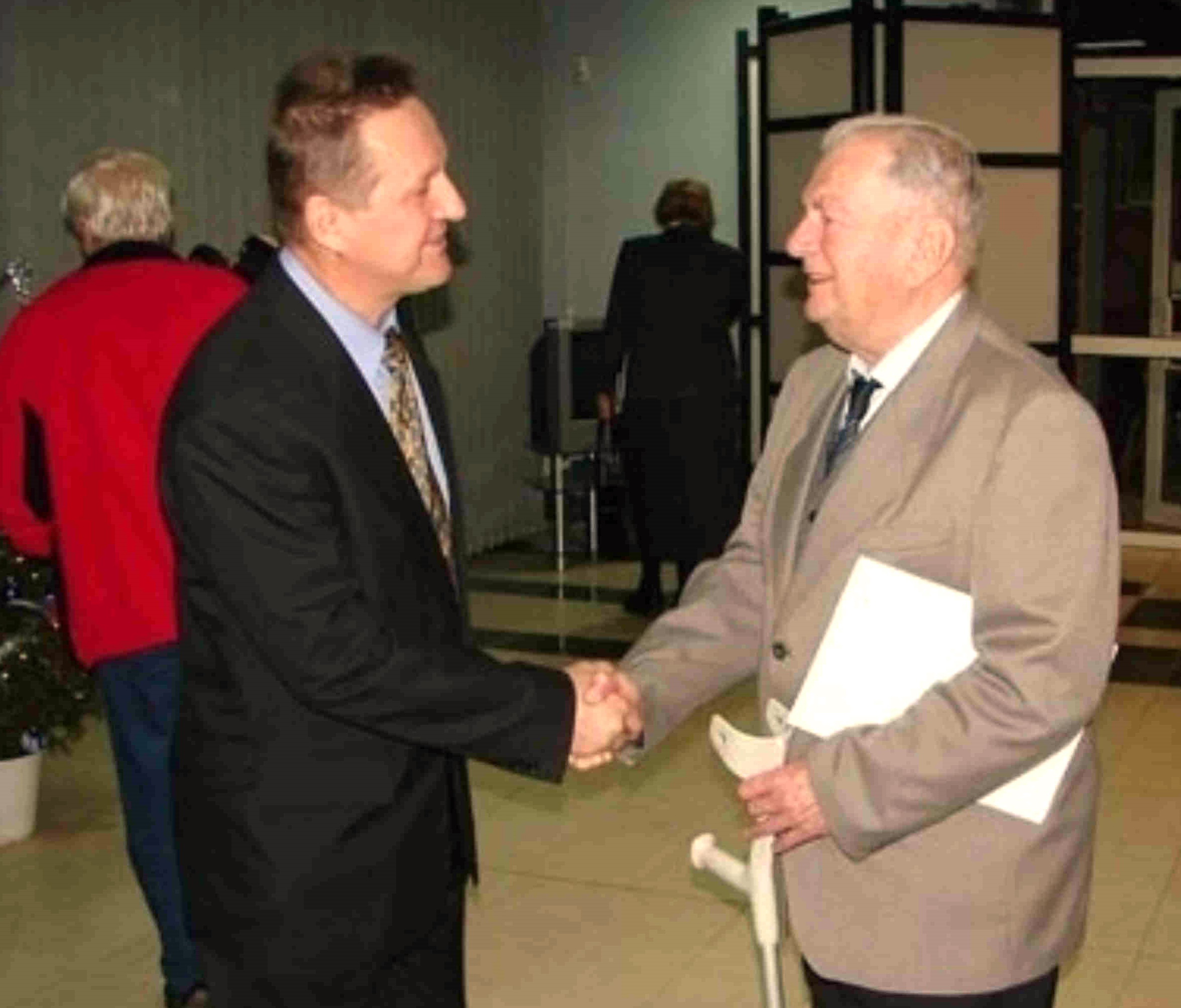 Mirosław Dworakowski (z lewej) otrzymuje gratulacje od nauczyciela i przewodnika Bolesława Rychtera za świetnie zorganizowaną wystawę fotograficzną o białowieskich przewodnikach. 2009 r.