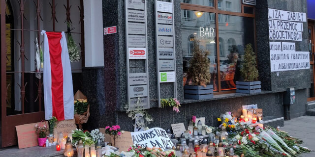 Kwiaty i znicze w centrum Warszawy – w miejscu tragedii, jaka dotknęła 25-letnią Lizę z Białorusi Фота з Інтэрнэту