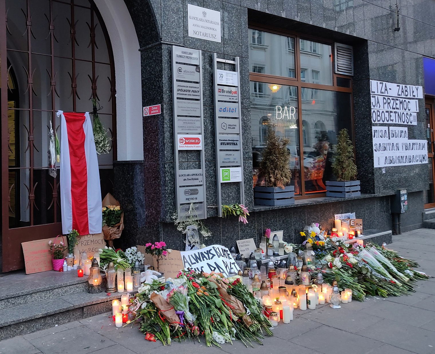 Kwiaty i znicze w centrum Warszawy – w miejscu tragedii, jaka dotknęła 25-letnią Lizę z Białorusi Фота з Інтэрнэту