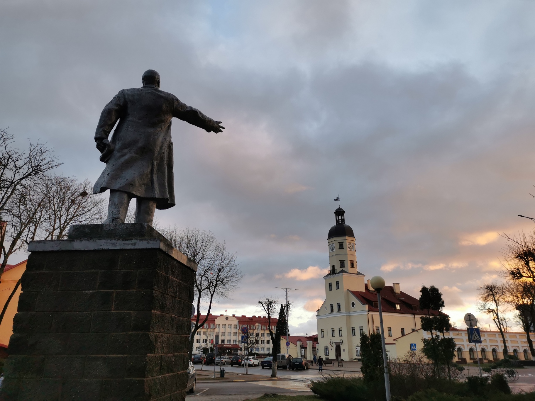 Pomnik Lenina i szesnastowieczny ratusz w Nieświeżu Фота Сяргея Аляксандровіча