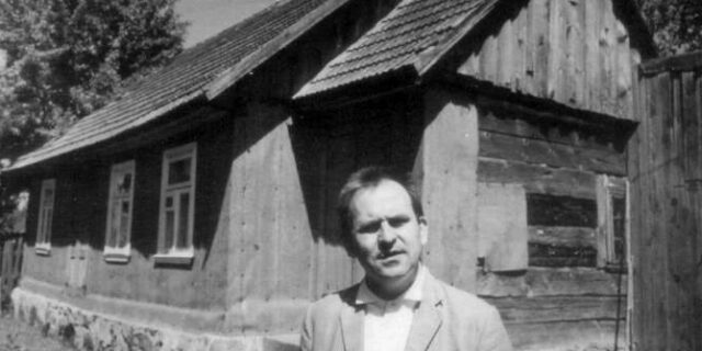 Krynki, 26 czerwca 1974 r. Sokrat Janowicz przed rodzinnym domem. Fot. z: „Беларускае літаратурнае абяднанне Белавежа 1958-2003 у фатаграфіі”, Беласток 2003 г.