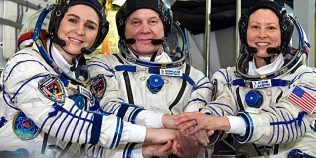 Maryna Wasileŭskaja, rosyjski kosmonauta urodzony na Białorusi Oleg Nowicki i Amerykanka Tracy Dyson Фота з Інтэрнету