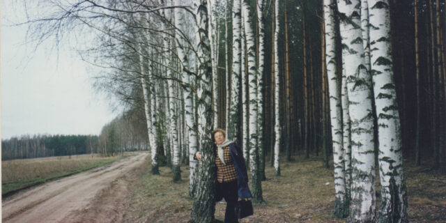 Pani Anna w drodze do rodzinnego Majdanu. 1997 r. Ze zbiorów rodzinnych