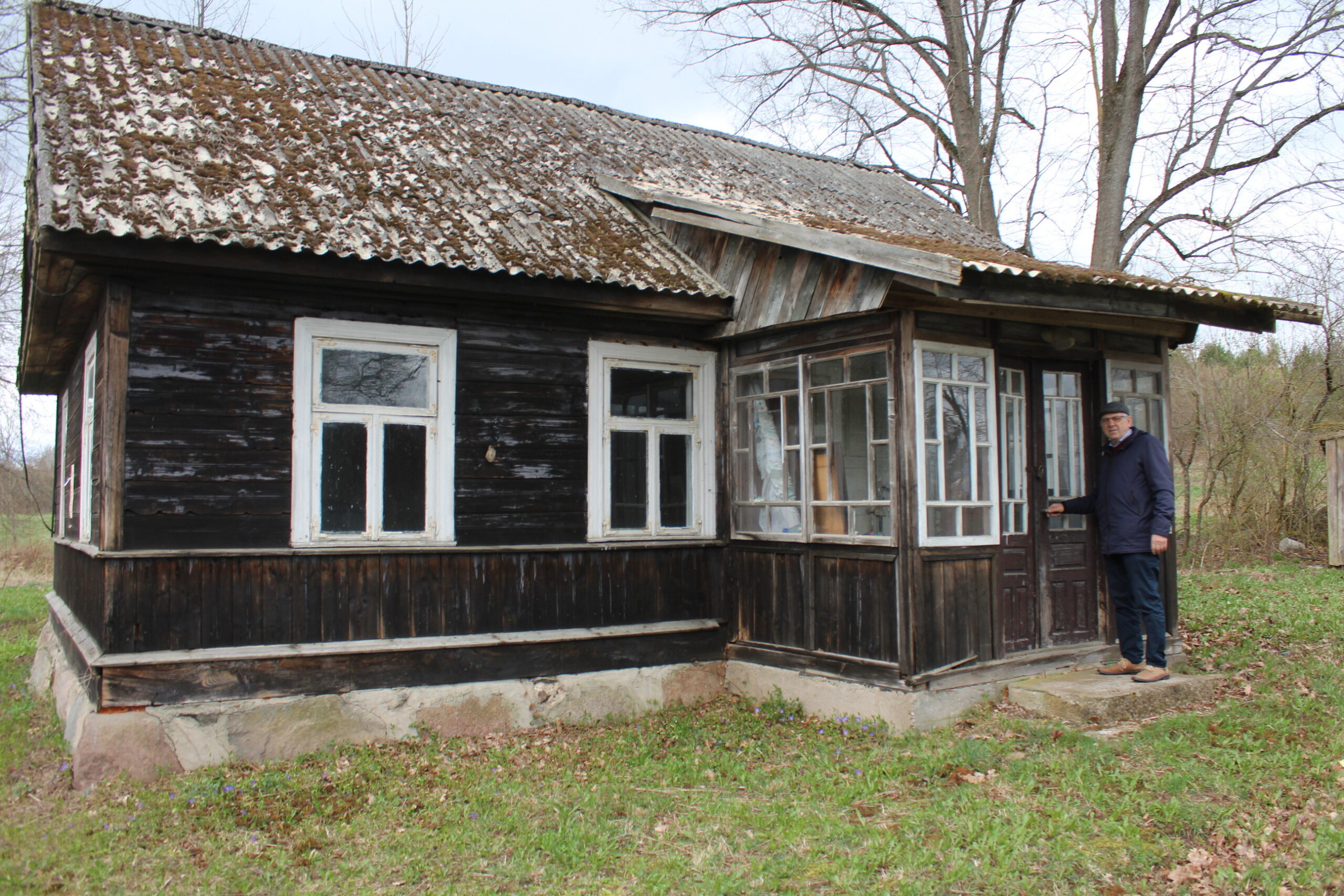 Podczas kampanii wyborczej zajrzałem też do rodzinnego domu swej babci w Nietupie. Jej rodzina późną jesienią 1944 r. wyjechała za wschodnią granicę. Po wojnie w opuszczonym, okazałym jak na tamte czasy budynku jakiś czas mieściła się szkoła, a potem wiejska świetlica. Od wielu lat stoi pusty i popada w ruinę. Jest własnością gminy. O mandat radnego w tym wyludnionym okręgu ubiegały się aż cztery osoby. Jedna z nich w programie wyborczym zaproponowała, aby rodzinny dom mojej babci gmina odremontowała na siedzibę koła gospodyń wiejskich, które chciałaby w okolicy powołać. Pomysł ten u miejscowych zrodził same wątpliwości, a pomysłodawczyni, która po przejściu na emeryturę wróciła w rodzinne strony z dalekiego miasta, mandatu nie zdobyła. Fot. Jerzy Chmielewski