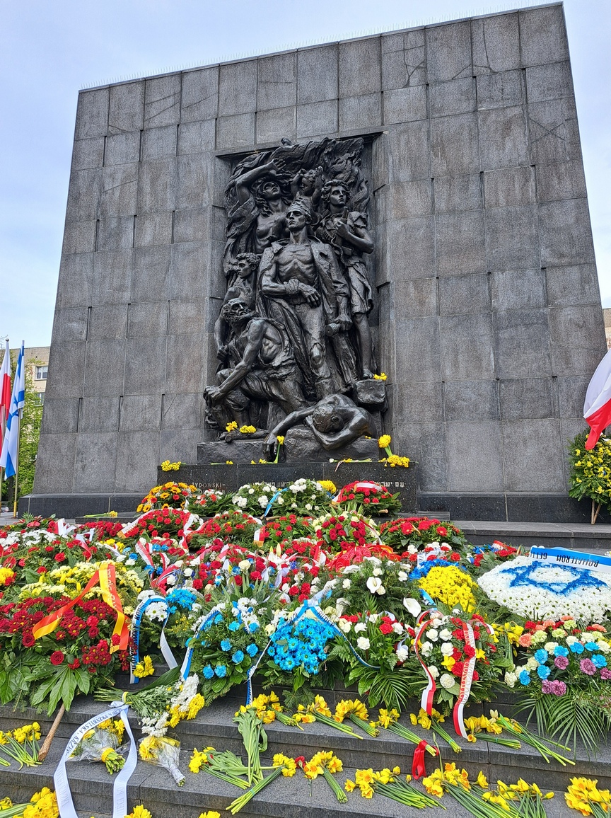 Pomnik Bohaterów Getta, wzniesiony w pobliżu miejsc pierwszych walk podczas powstania w 1943 roku