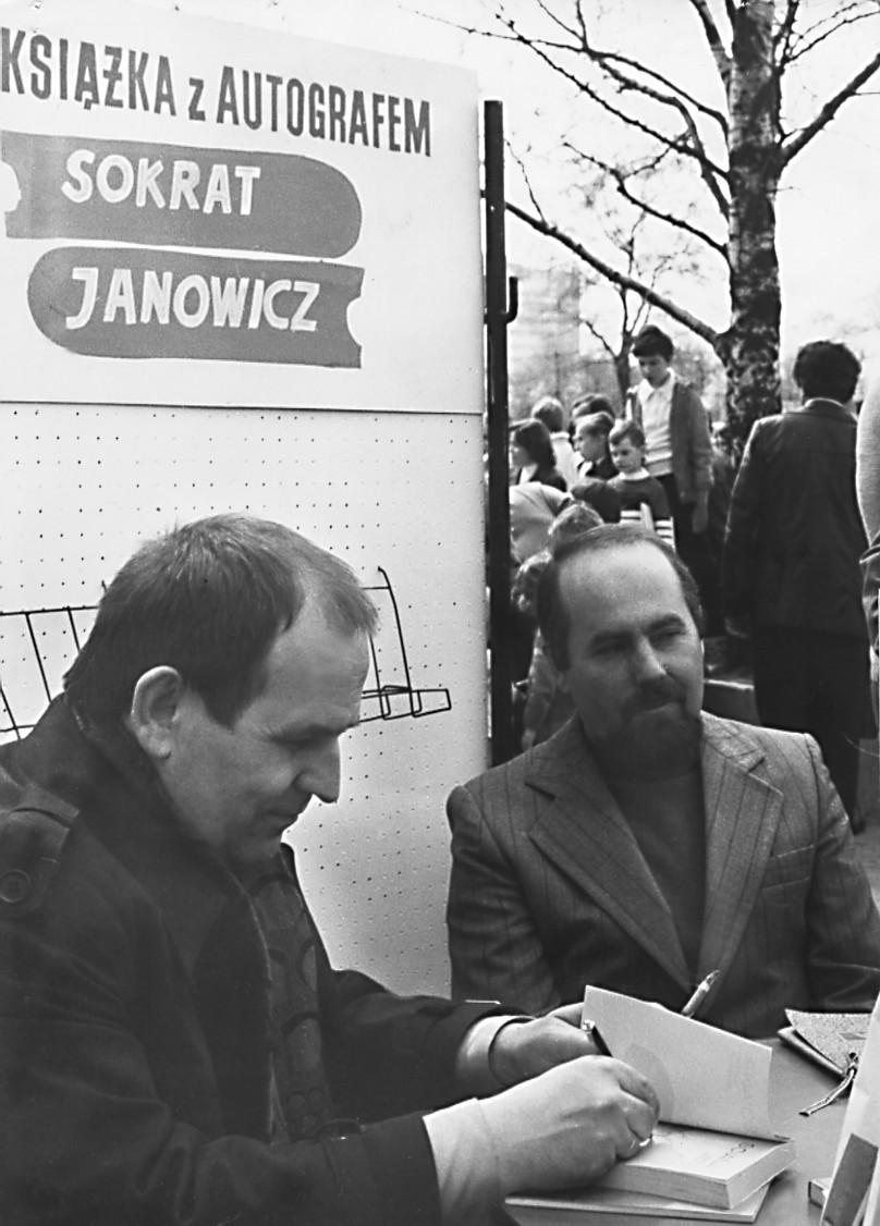 Sokrat Janowicz na kiermaszu książkowym w Białymstoku, lata 80-te