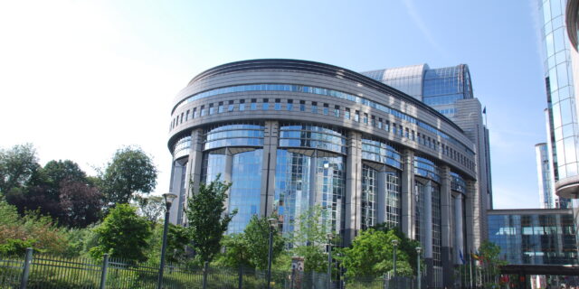 Budynek im. Paula Henriego Spaaka, w którym mieszczą się m.in. sala obrad plenarnych Parlamentu Europejskiego w Brukseli, sale posiedzeń komisji i biura posłów Fot. Matthias v.d. Elbe (Wikipedia)