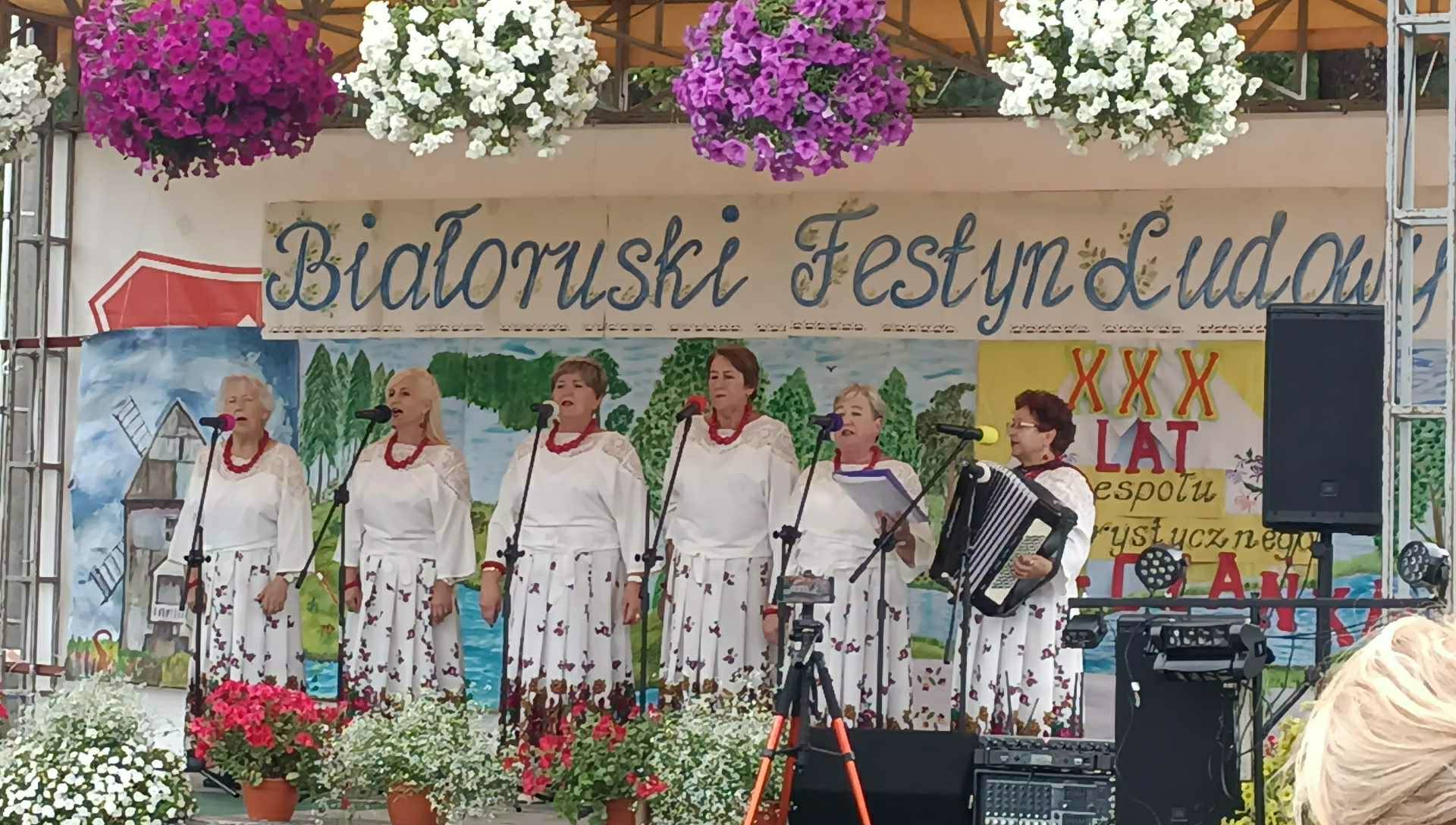 11 жніўня ў Козліках у Заблудаўскай гміне мясцовы калектыў „Рэчанька” (на сцэне) святкаваў сваё 30-годдзе Фота Міры Лукшы