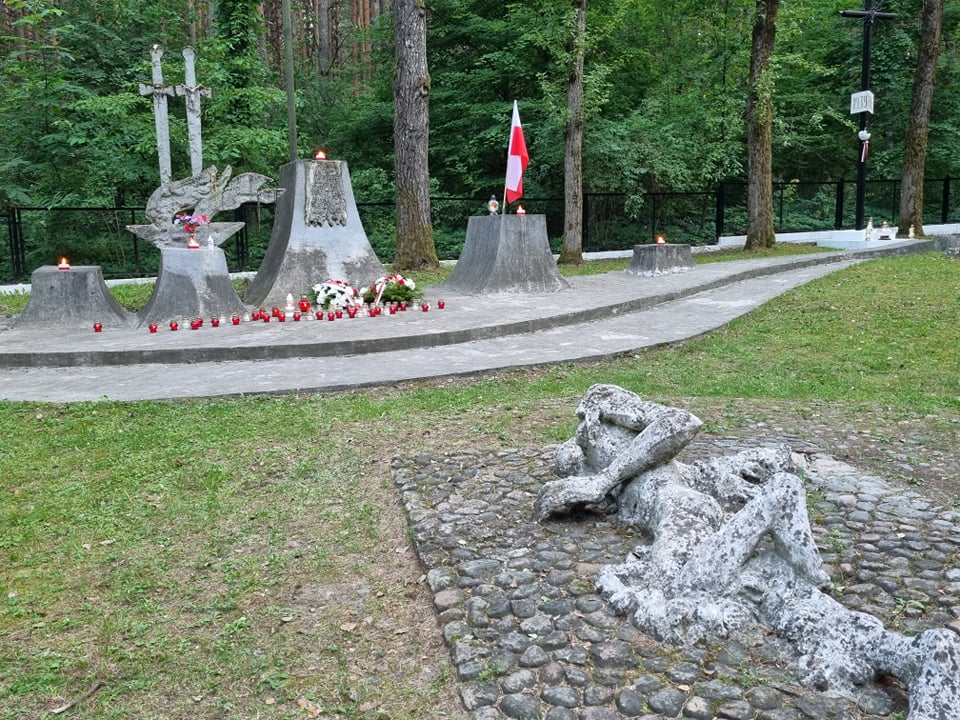 Upamiętnienie ofiar zbrodni hitlerowskich w Lesie Bacieczkowskim Fot. IPN Białystok