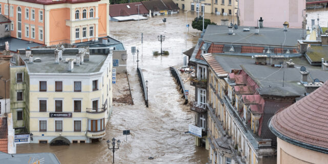 Zalany Most Żelazny w Kłodzku od strony Wyspy Piasek Wikipedia