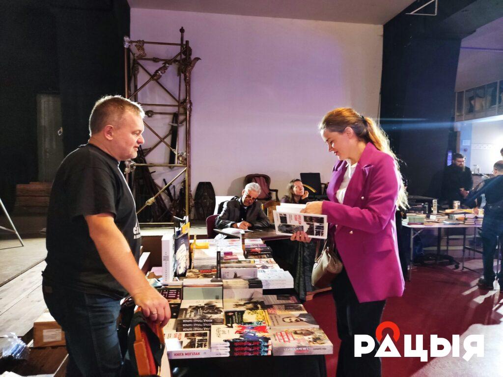 У Вільню на Фестываль інтэлектуальнай кнігі PRADMOVA з’ехаліся выдаўцы беларускай кнігі з розных краін, у тым ліку і з Беларусі, а таксама літаратары, творцы ды музыкі ды іншыя www.racyja.com