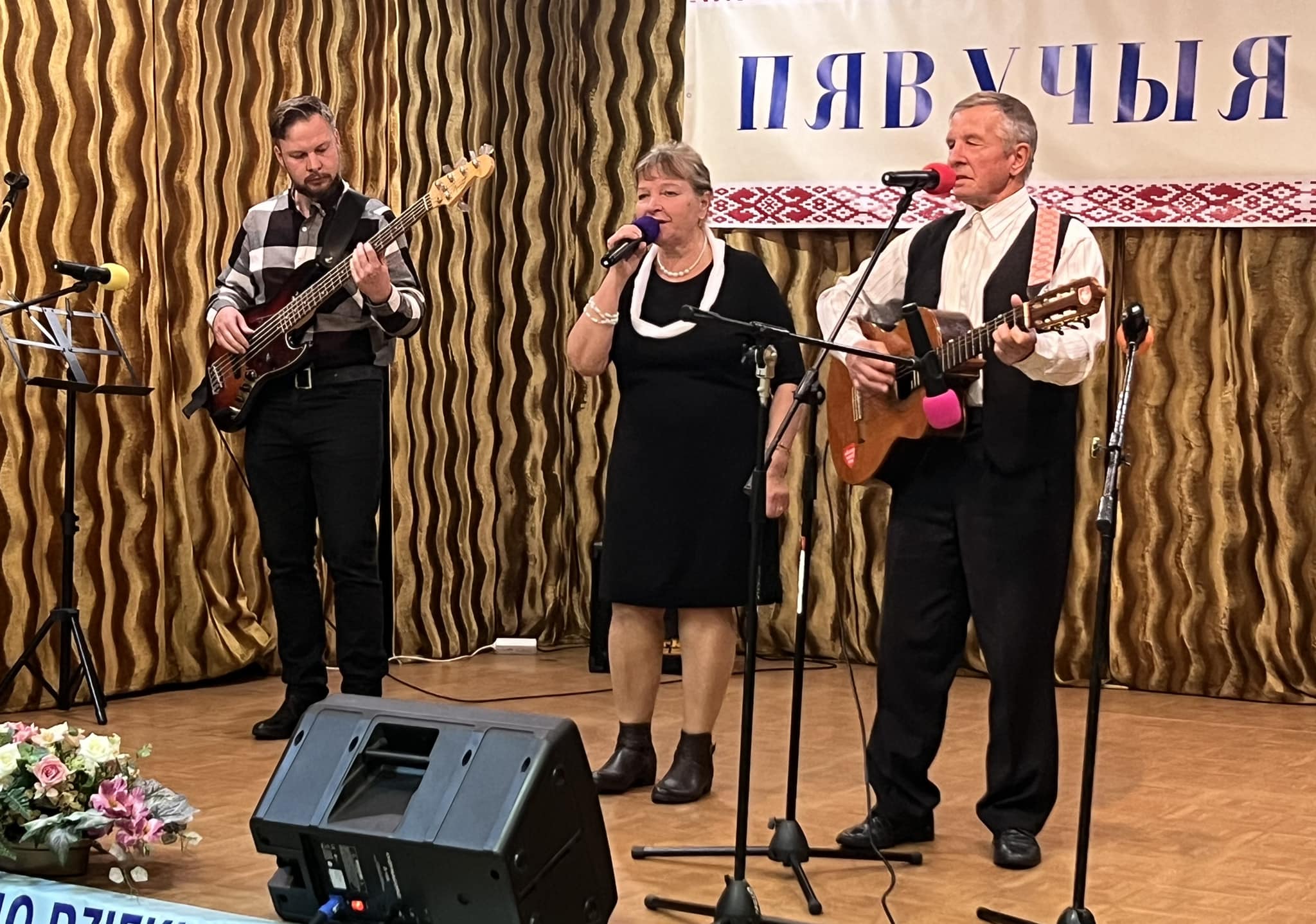 27 кастрычніка ў будынку БГКТ у Беластоку дзясяты ўжо раз прайшоў агляд „Пявучыя сем’і”. На здымку сям’я Карповічаў з Гарадка, якая ў гэтым мерапрыемстве ўдзельнічае амаль пастаянна Фота Міры Лукшы