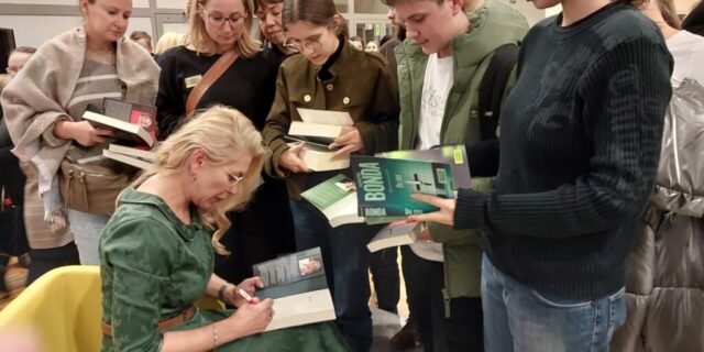 Падчас сустрэчы Катажына Бонда падпісала больш як 200 сваіх кніг Фота арганізатараў