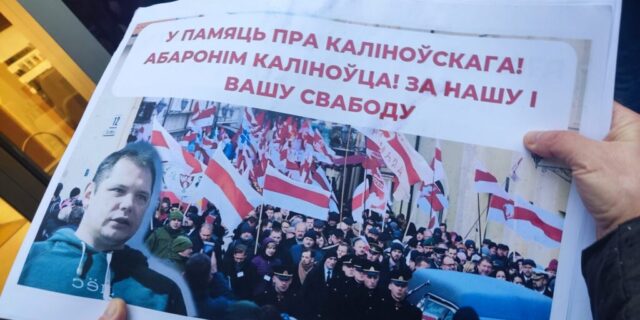 У Вільні 22 лістапада ля будынка Еўракамісіі прайшла акцыя ў падтрымку былога ваяра палка імя Кастуся Каліноўскага Васіля Верамейчыка. Яе правялі дабрачынная арганізацыя „Дапамога”, офіс Святланы Ціханоўскай ды дэмакратычныя структуры беларусаў Літвы. Падчас акцыі арганізатары збіралі подпісы ў падтрымку Васіля Верамейчыка ды іншых беларусаў, каб накіраваць іх у ААН. Пасля акцыі ўдзельнікі наведалі могілкі Росы, дзе ўшанавалі памяць Кастуся Каліноўскага і іншых паўстанцаў. Іх парэшткі якраз былі перапахаваныя там пяць гадоў таму 22 лістапада. За www.racyja.com