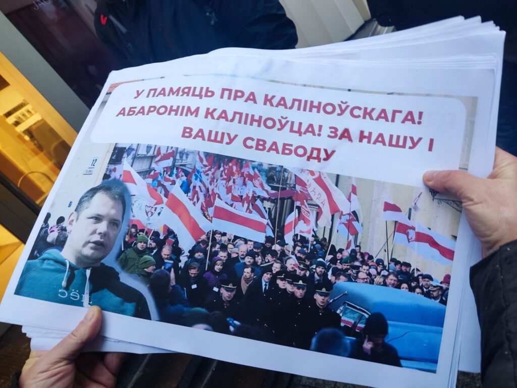 У Вільні 22 лістапада ля будынка Еўракамісіі прайшла акцыя ў падтрымку былога ваяра палка імя Кастуся Каліноўскага Васіля Верамейчыка. Яе правялі дабрачынная арганізацыя „Дапамога”, офіс Святланы Ціханоўскай ды дэмакратычныя структуры беларусаў Літвы. Падчас акцыі арганізатары збіралі подпісы ў падтрымку Васіля Верамейчыка ды іншых беларусаў, каб накіраваць іх у ААН. Пасля акцыі ўдзельнікі наведалі могілкі Росы, дзе ўшанавалі памяць Кастуся Каліноўскага і іншых паўстанцаў. Іх парэшткі якраз былі перапахаваныя там пяць гадоў таму 22 лістапада. За www.racyja.com