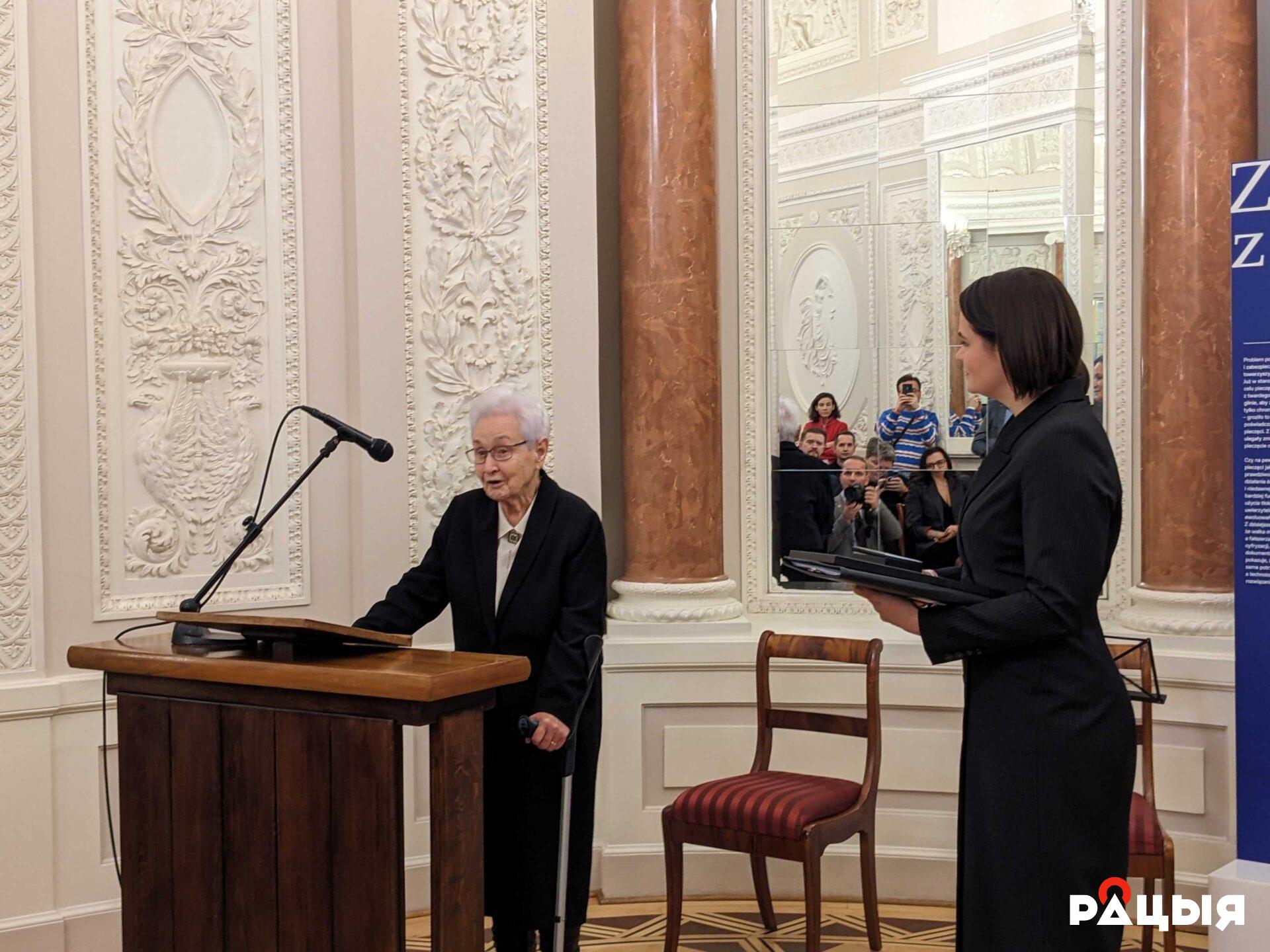 Медалём Францыска Скарыны ўзнагароджаная ў гэтым годзе была між іншым праф. Альжбэта Смулкова – першая амбасадарка Польшчы ў Беларусі, беларусістка www.racyja.com