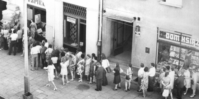 Kolejka przed sklepem, 1981 r.
