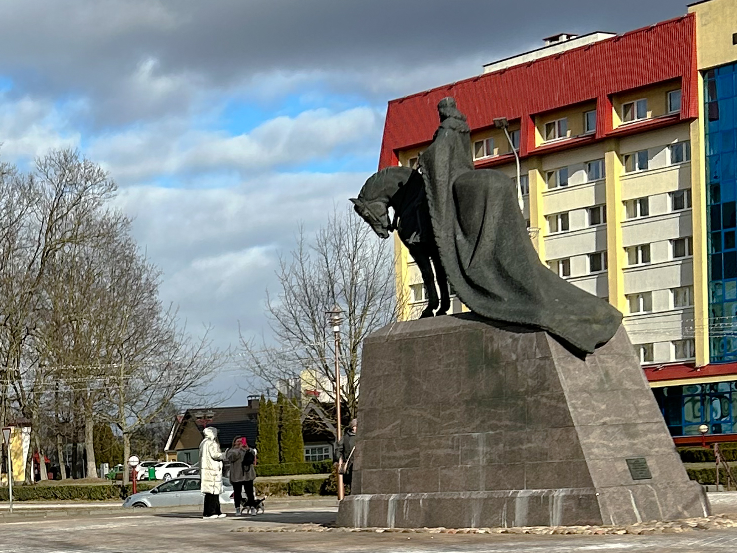 Kаля помніка Гедыміну ў Лідзе Фота Сяргея Алексaндровіча