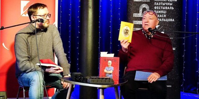 У Вільні падчас фестывалю „Вершы на асфальце” новыя кніжкі, выдадзеныя Праграмнай радай тыднёвіка „Ніва”, прэзентаваў галоўны рэдактар Яўген Вапа www.racyja.com